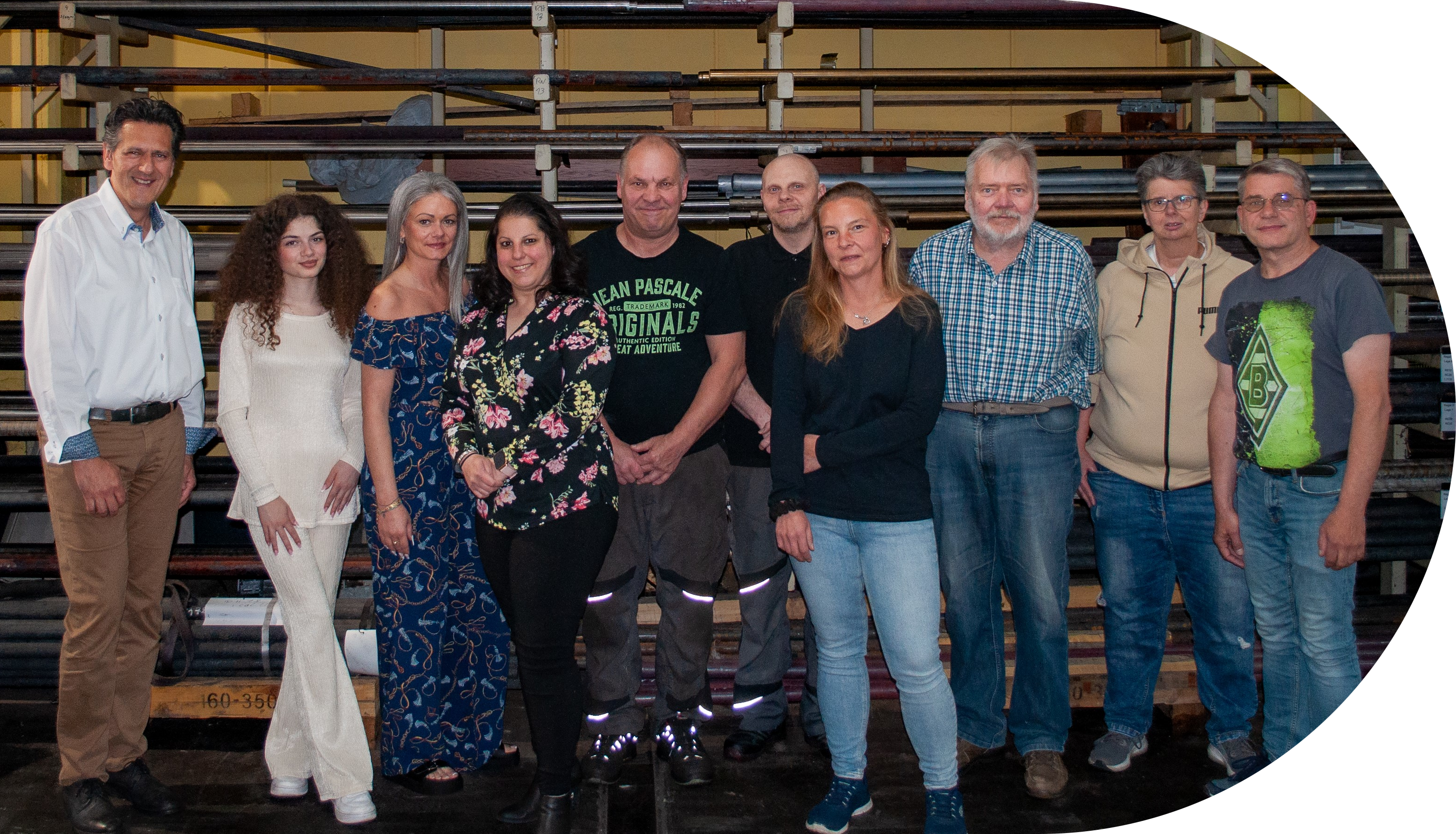 Zu sehen ist das komplette Team der SUS Nell GmbH. Ein Gruppenfoto im Lager.