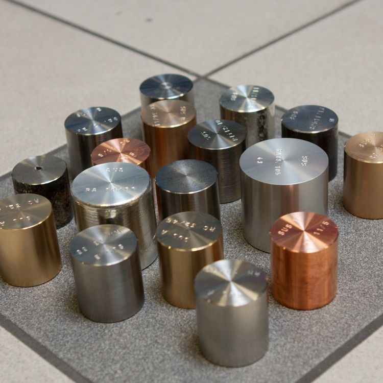 Zu sehen sind verschiedene Kontrollproben mit unterschiedlichen Formen, Größen und Farben.